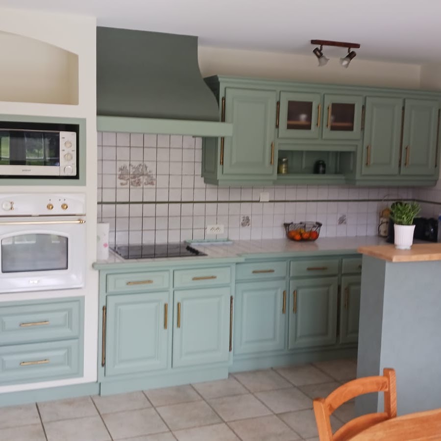 Cuisine aux meubles repeints en vert sauge